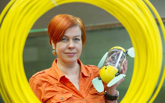 Maarja Kruusmaal on käes biorobootika keskuse kilpkonnaroboti U-CAT eelkäija.
