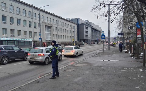 Tallinna ülikooli ülekäik reguleeritakse fooridega.